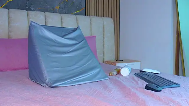 mia_scot's cam snapshot