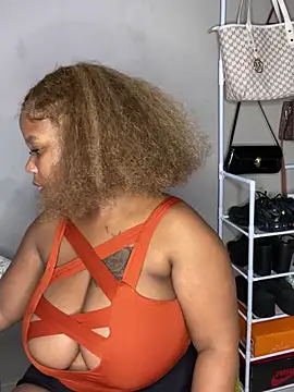 JuicyMellow21's cam snapshot