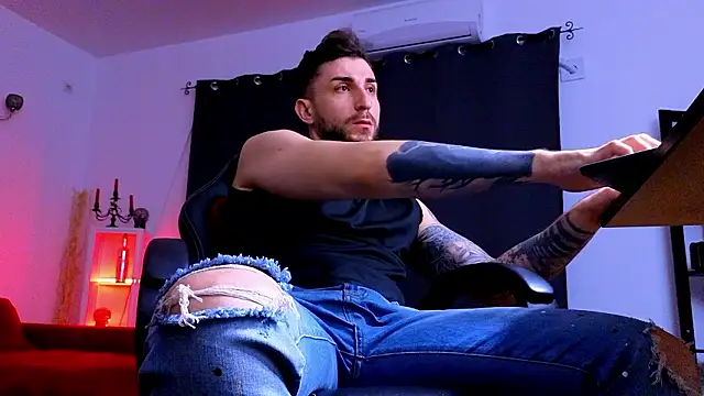 MightyAaron66 live sex cam