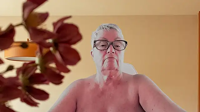 Mystery-Grandmother's cam snapshot