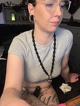 Trixie-Tainted live sex cam