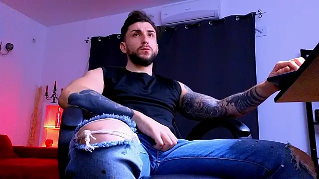 MightyAaron66 live sex cam