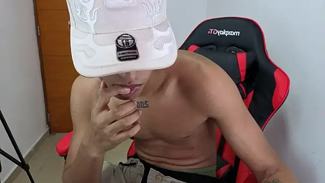 Niklausxxx live sex cam