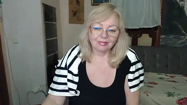 EvelynLoveShy live sex cam