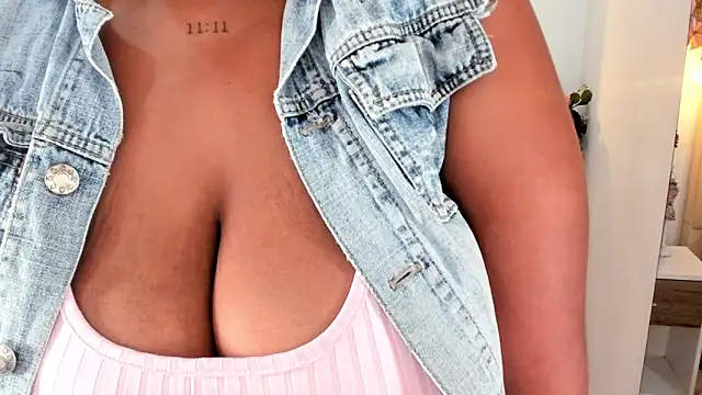 lia_mariana's cam snapshot