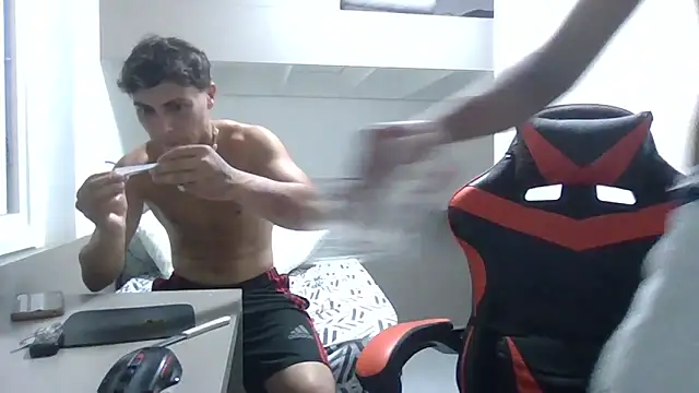 JUNINHOLEKEJR live sex cam