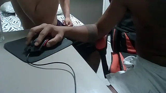 JUNINHOLEKEJR live sex cam