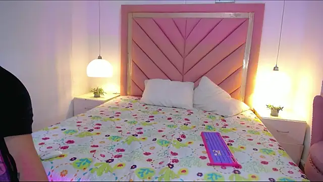 Chaarlotte_Evans's cam snapshot