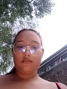 young_dairy01's cam snapshot