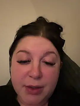 Curvybrunette1998's cam snapshot