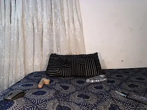 MinnieBee101's cam snapshot