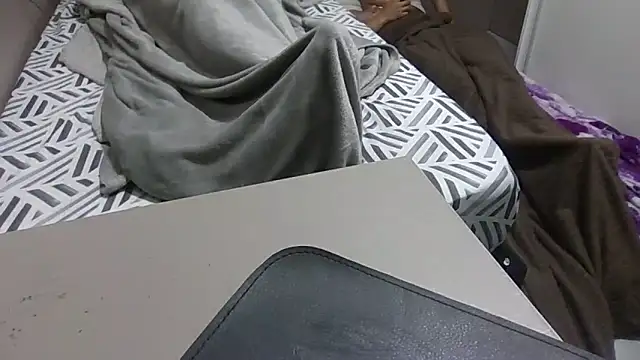 JUNINHOLEKEJR live sex cam