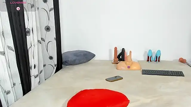 CREAMY_BUBBLEGUM live sex cam