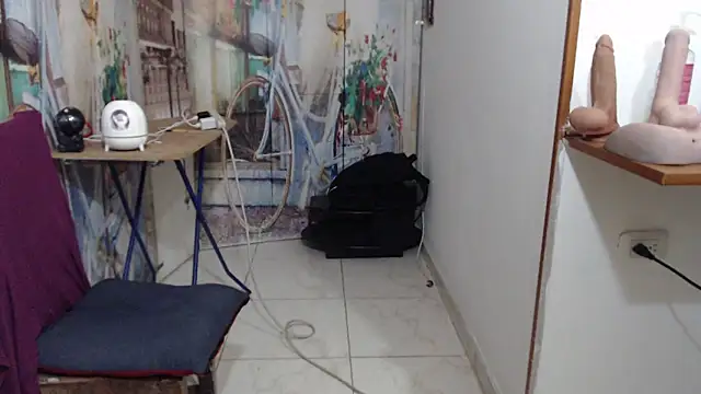 curly_greeneyed's cam snapshot