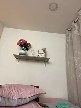 LauraRaider live sex cam