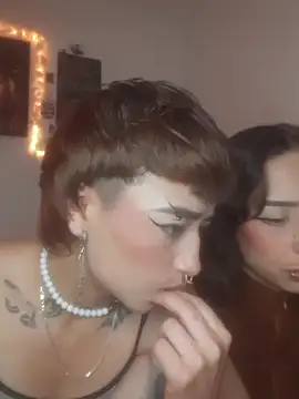 AlexxaAndRileyy live sex cam