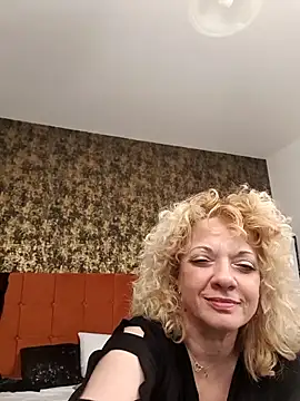 LittleCurlyGirl live sex cam