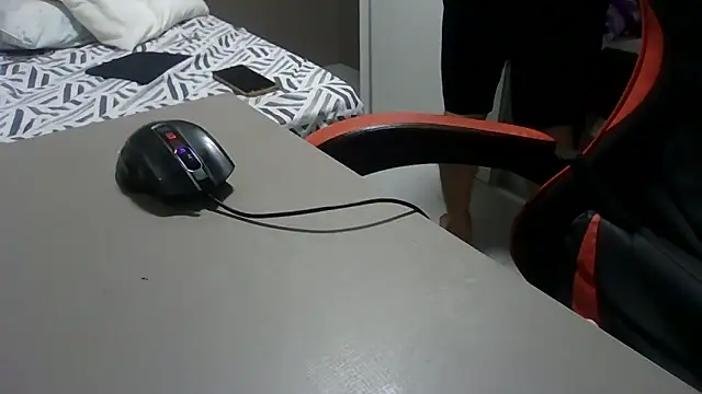 JUNINHOLEKEJR live sex cam