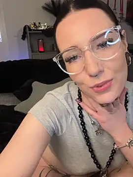 Trixie-Tainted live sex cam