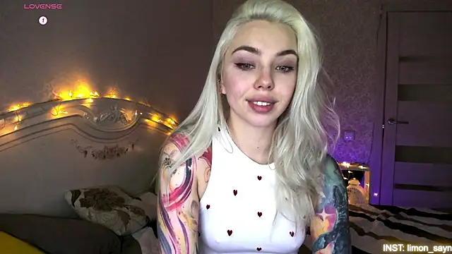 LillyMoure_'s cam snapshot