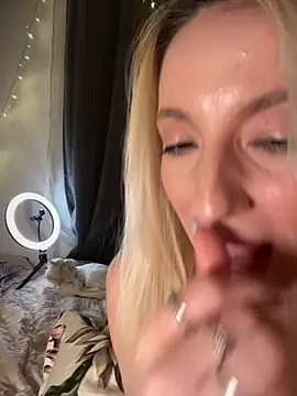 Ella_Charm's cam snapshot