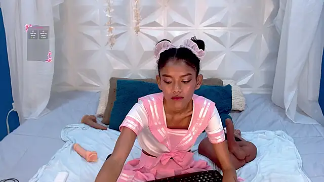 adisson_petite1's cam snapshot