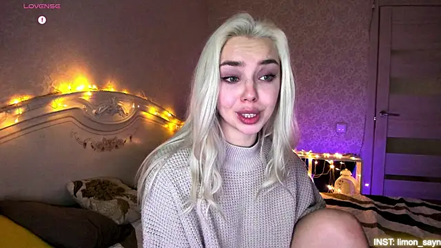 LillyMoure_'s cam snapshot