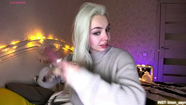 LillyMoure_'s cam snapshot