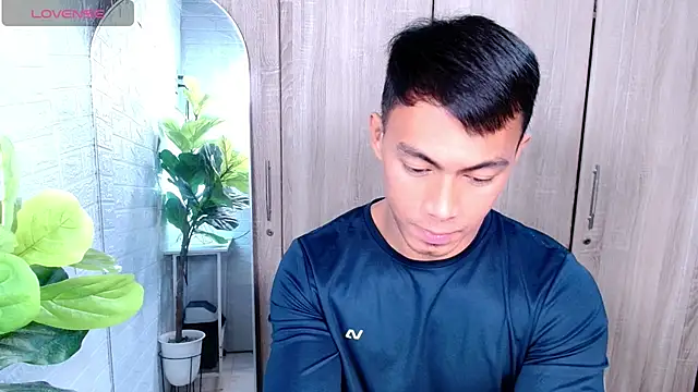 PinooyMilker live sex cam