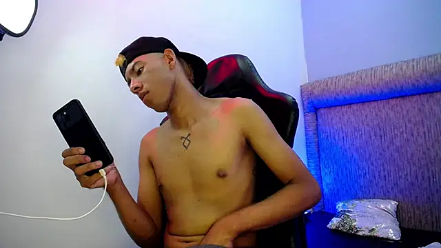 Taylerr_19's cam snapshot