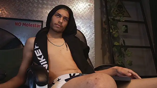 ItsZairen's cam snapshot