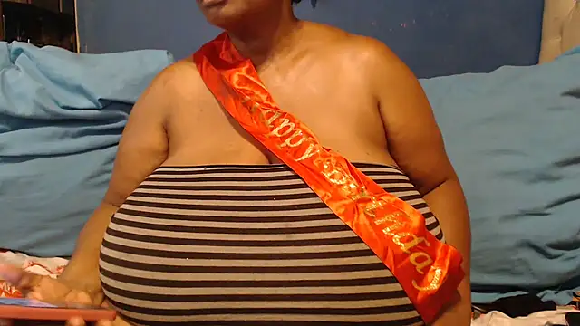 CUTEFIRMMELONSS live sex cam