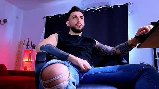 MightyAaron66 live sex cam