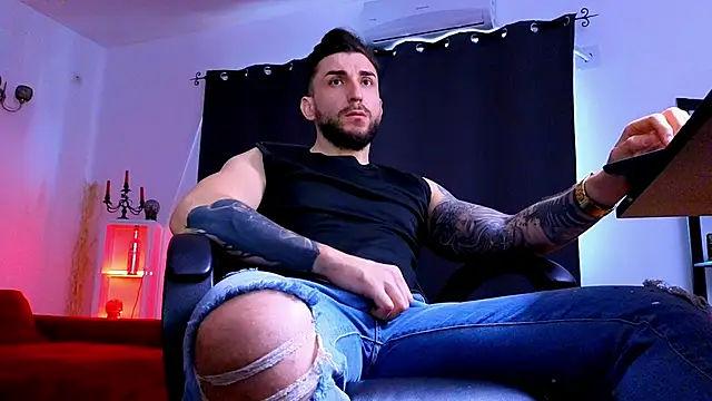 MightyAaron66 live sex cam