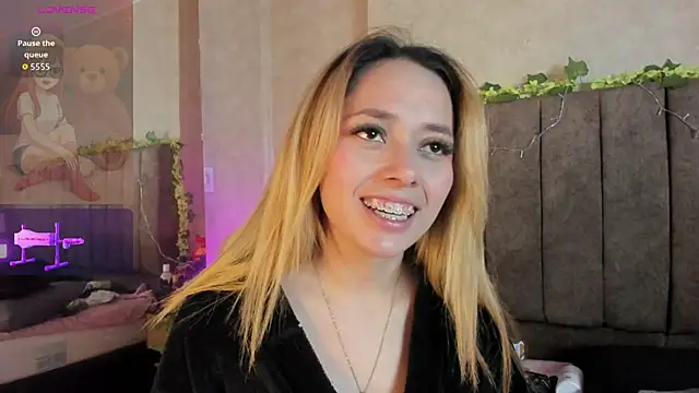 LanaMills_'s cam snapshot