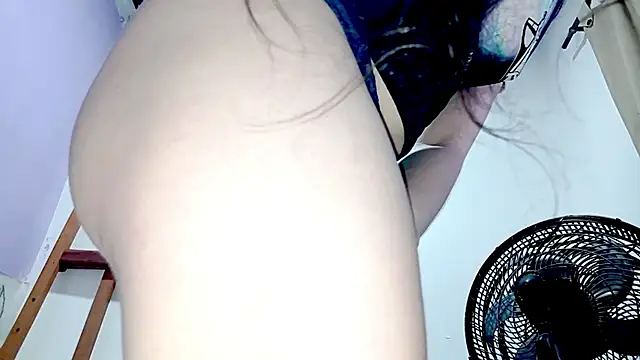 PetiteIvoryQueen19 live sex cam