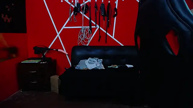 loly_bigbooty4u's cam snapshot