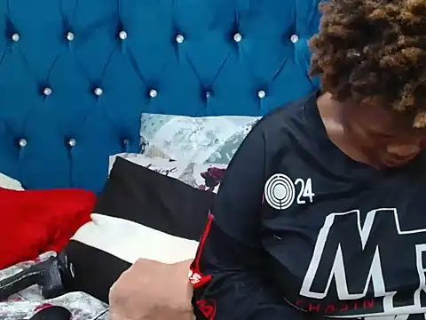 SexyDarkLadyXxx's cam snapshot