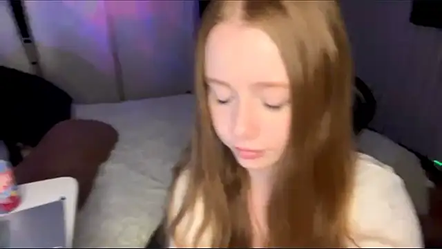 EmilyBubble's cam snapshot