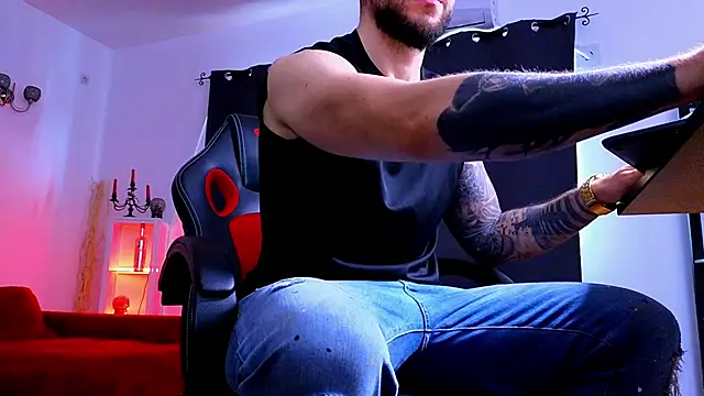 MightyAaron66 live sex cam