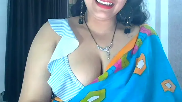 SimmiQueen_77 live sex cam