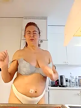 Hottie-Mom's cam snapshot