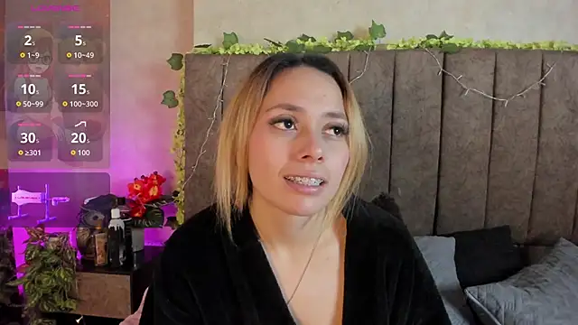 LanaMills_'s cam snapshot