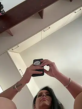 Hotmomcheckk_'s cam snapshot