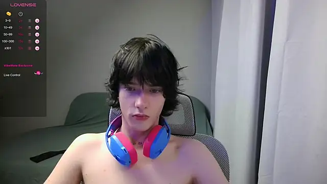 LeonBoykisser live sex cam