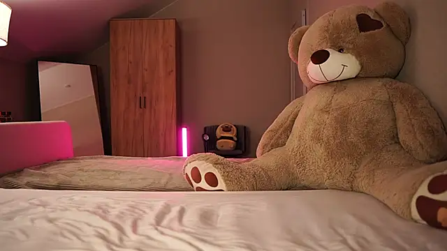 VikkiLustfull live sex cam