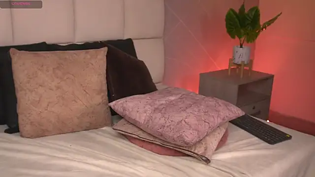 SaraMonroe1 live sex cam