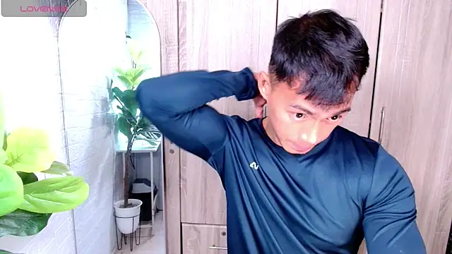 PinooyMilker live sex cam