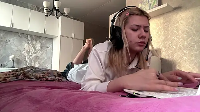 LadyFoxLove's cam snapshot