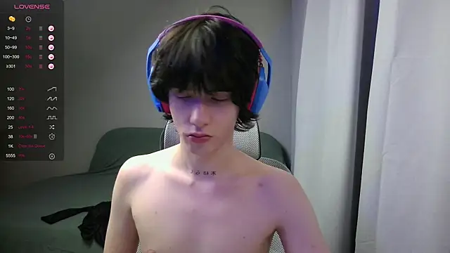 LeonBoykisser live sex cam
